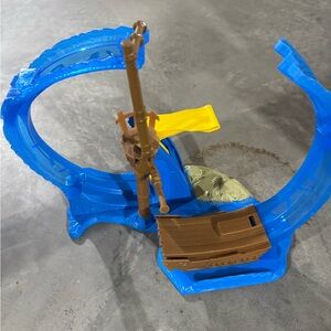 Monster Jam Megalodon Loop of Doom Stunt Playset